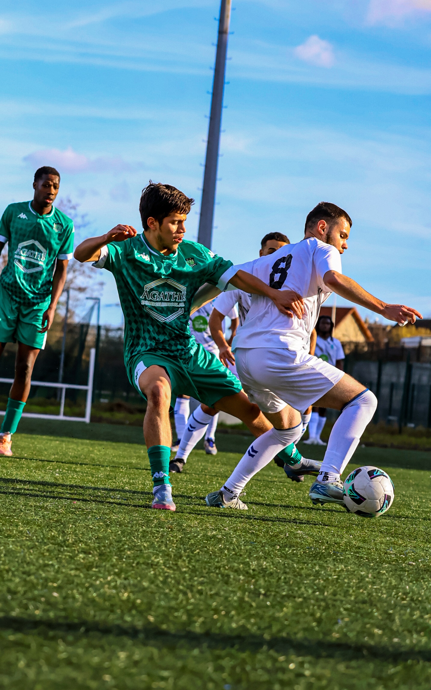 Match de foot amateur sur terrain herbeux — clubs partenaires Foot IQ