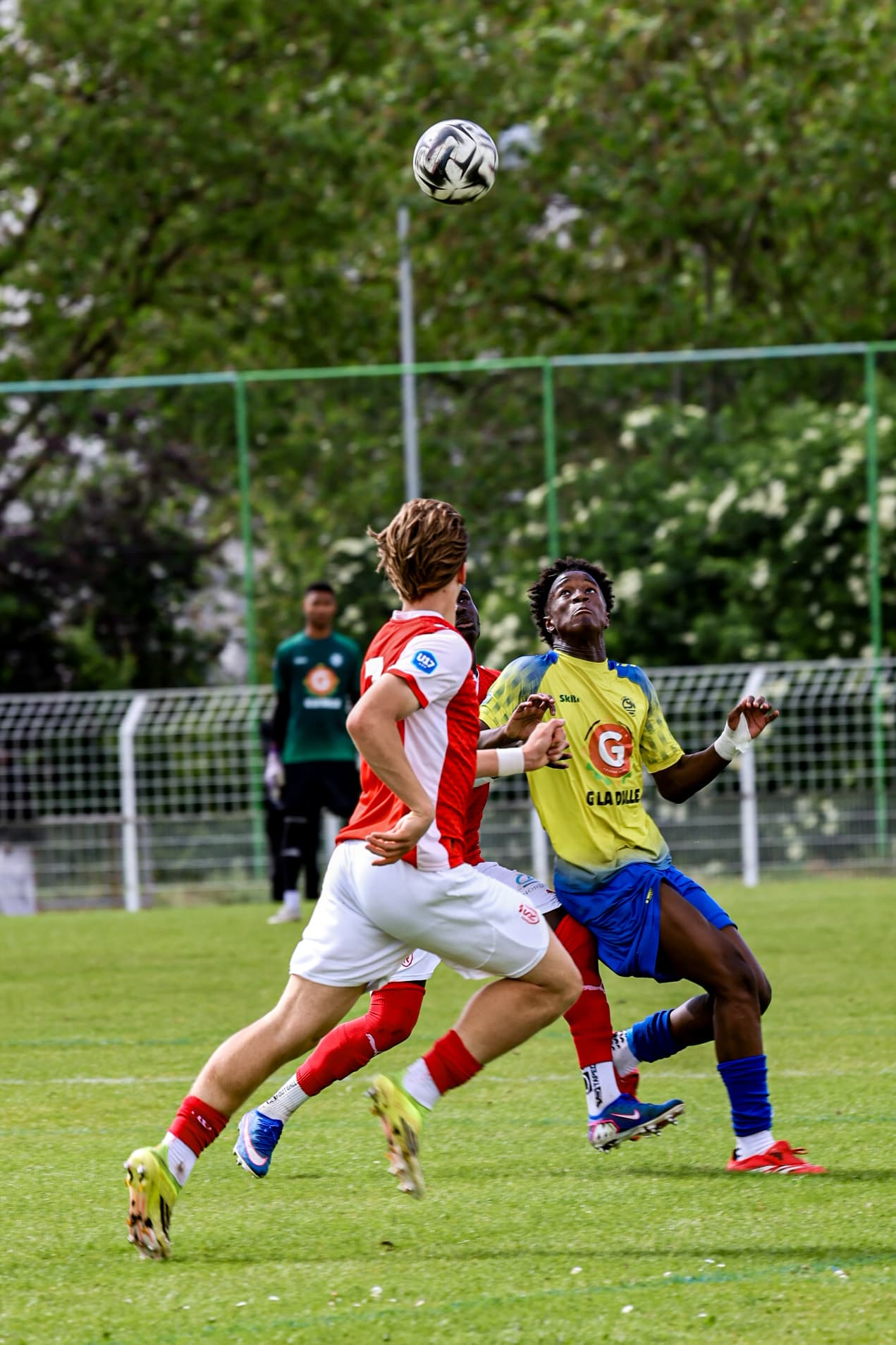 Action de jeu sur terrain amateur IDF